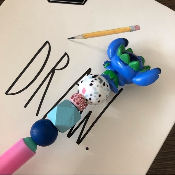 Disney Doorables: Lilo & Stitch: Hulu Stitch handmade beaded pen - Picture 3 of 3
